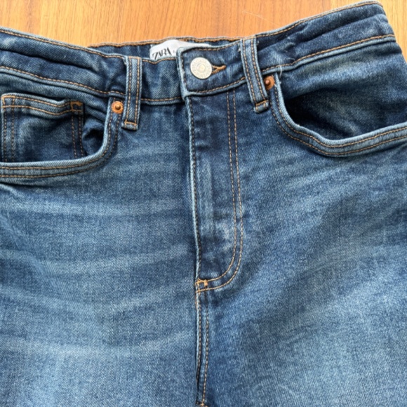 Zara, Cropped, Raw Hem, Size 2, Blue Denim Jean - Picture 5 of 7